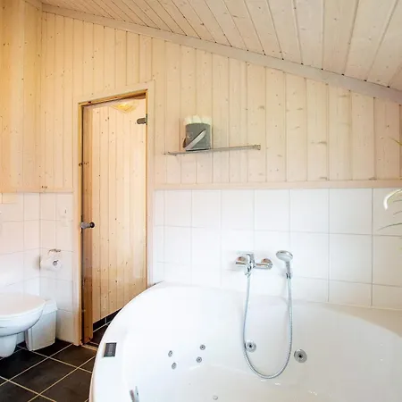 Prázdninový dům Lush With Sauna